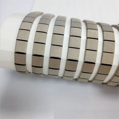 proteger a gaxeta cortada dá forma à tela condutora macia da tira autoadesiva sobre a compatibilidade eletrónica EMI Shielding Gasket da espuma